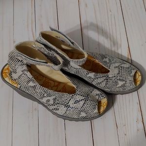 Fly London-- YALA-- Size 40 -- Snake -- Off White